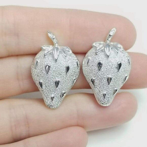 Vintage Sarah Coventry Strawberry Shape Clip On Earrings, Silver Tone, Signed - Picture 6 of 7